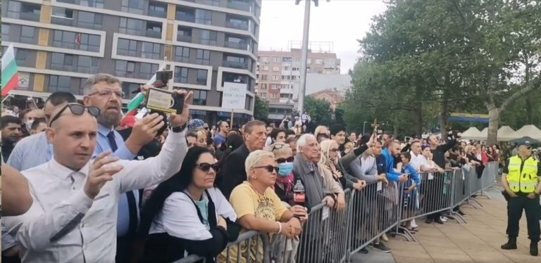 НА ЖИВО: “Бургас прайд” срещу шествие в защита на традиционните семейни ценности