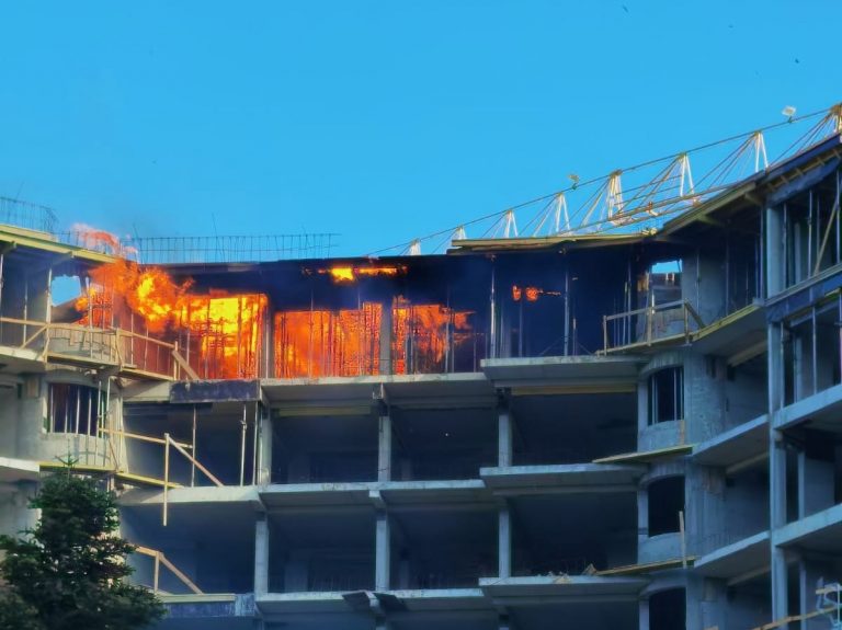 Видео: Пламна пожар в строеж пред паметника в “Почивка”