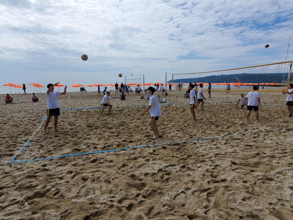 МГ „Д-р Петър Берон“ спечелиха ученическия турнир по плажен волейбол