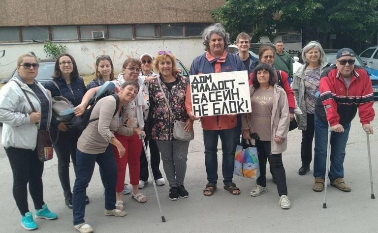 Варненци протестираха срещу събарянето на “Дом Младост”