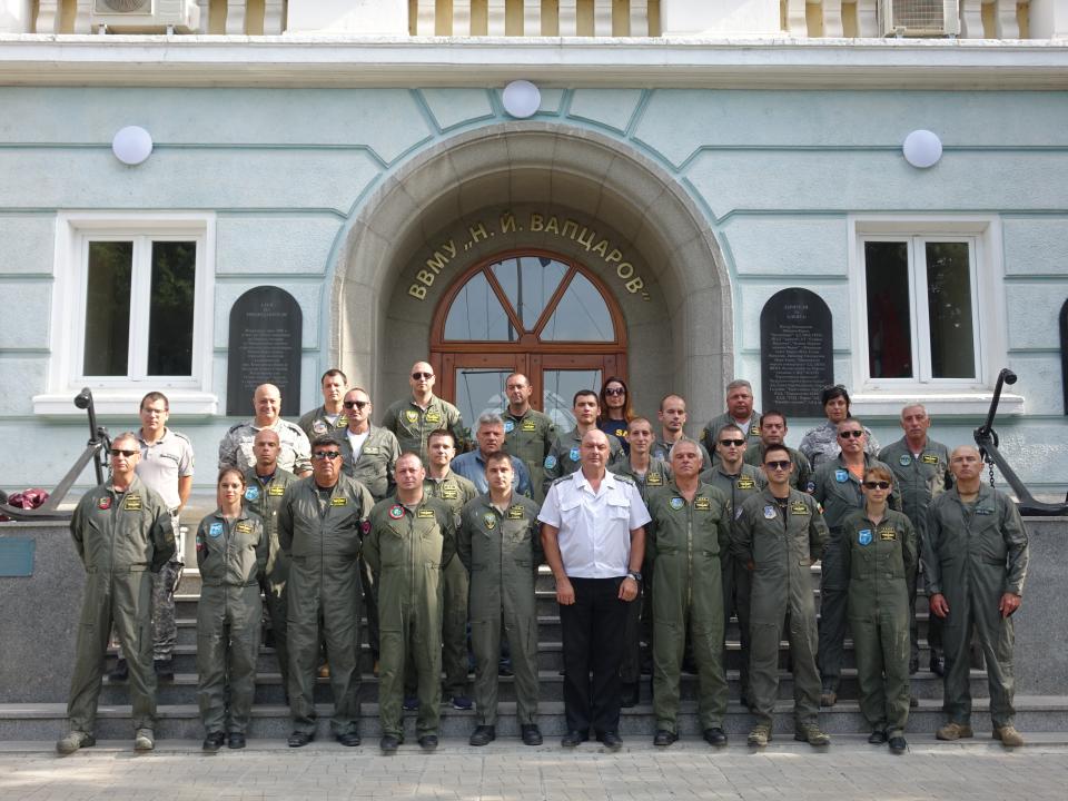 Военни пилоти гостуваха на Морско училище