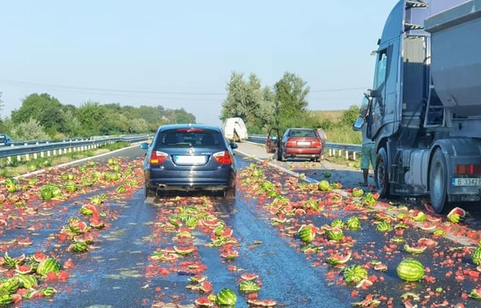 Камион разпиля стотици дини на магистрала „Хемус“