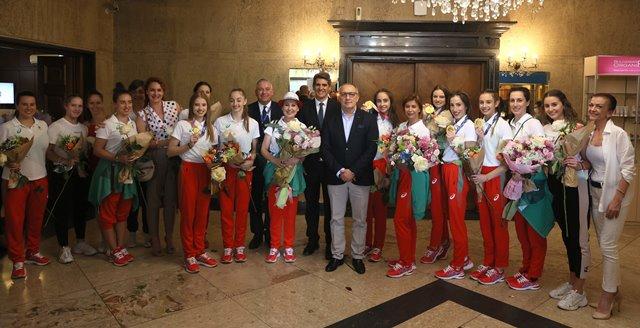 Министър Кузманов посрещна олимпийските шампионки от ансамбъла по художествена гимнастика