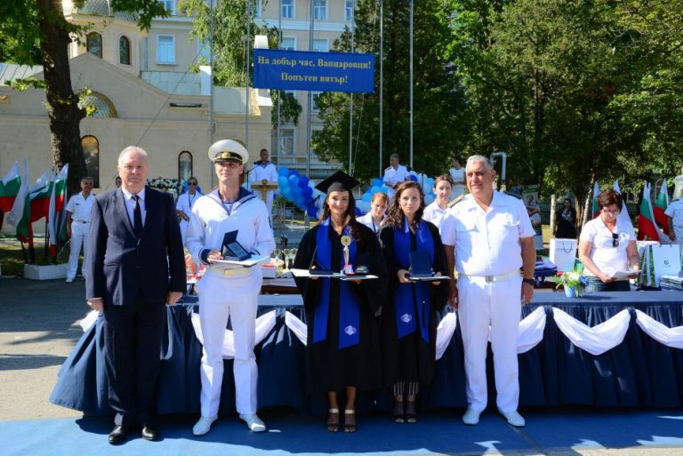 Община Варна награди първенците на випуск 2021 на ВВМУ „Н. Вапцаров“