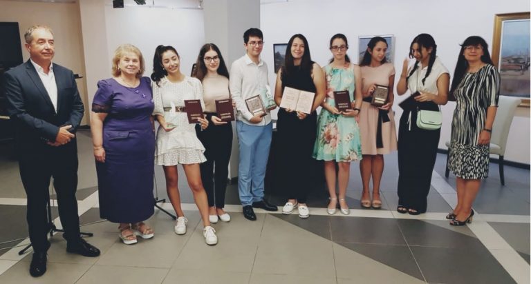 Седем зрелостници от Варна получиха национална диплома за отличен успех