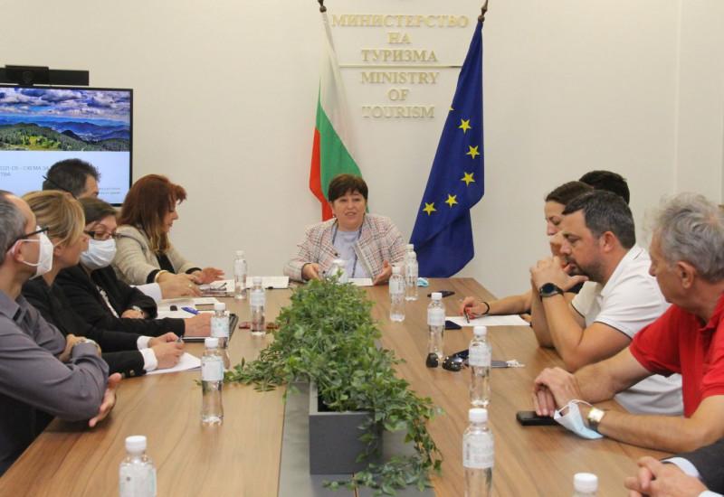 Министър Балтова проведе работна среща с представители на туристическия бизнес