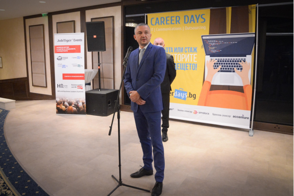 Кметът Иван Портних поздрави участниците в изложението „Дни на кариерата – IT комуникации и аутсорсинг“