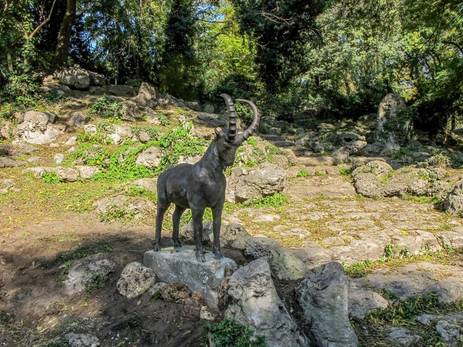 Поставиха нова скулптура на козел в Морската градина