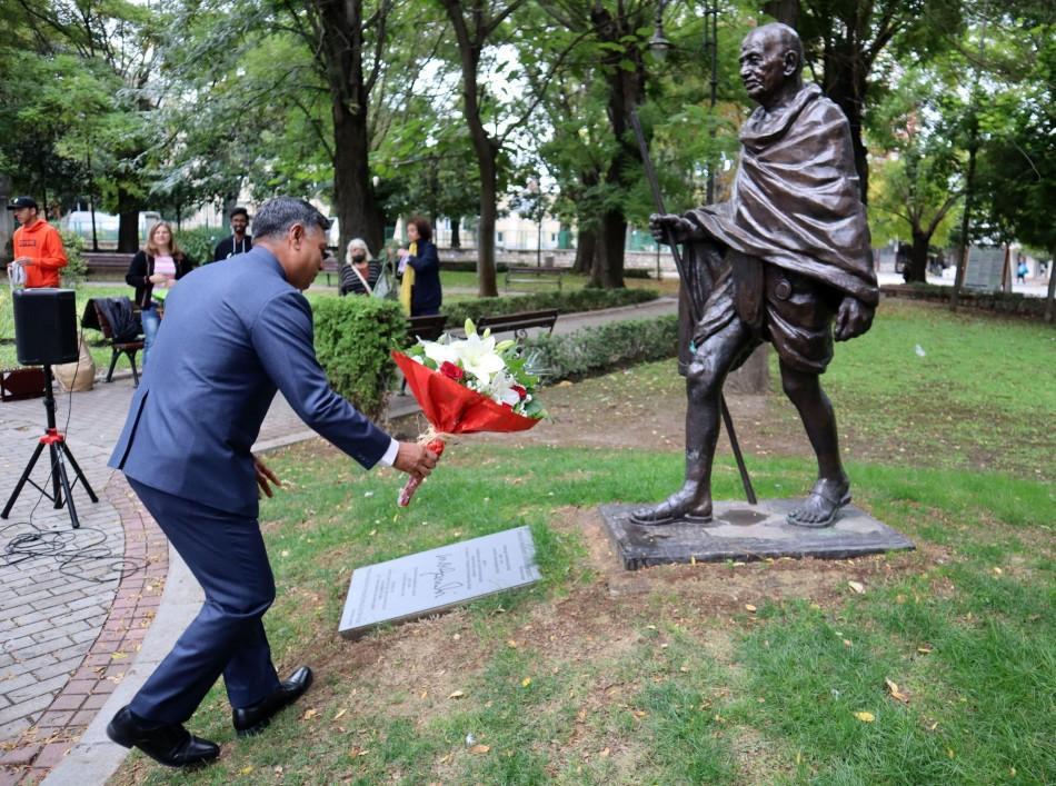 Поднесоха цветя на паметника на Махатма Ганди във Варна