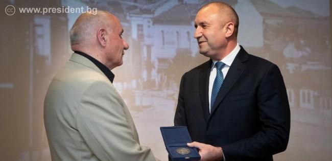 Президентът Румен Радев удостои журналиста Симеон Идакиев с Почетния знак на държавния глава