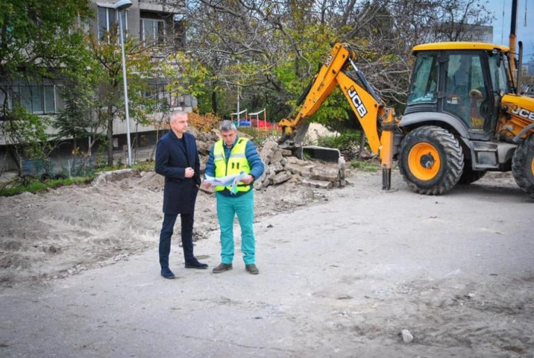 Облагородяват междублокови пространства в кв. Изгрев“