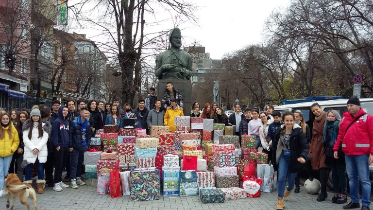 Ученици, родители и учители от “Британика” дариха 300 коледни пакета за уязвими лица