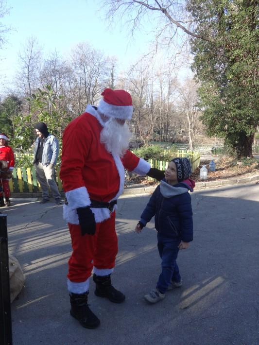 Дядо Коледа раздаде лакомства в зоопарка