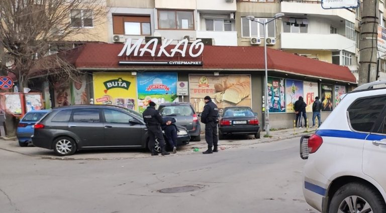Задържаха двама мъже с крадена кола във Варна