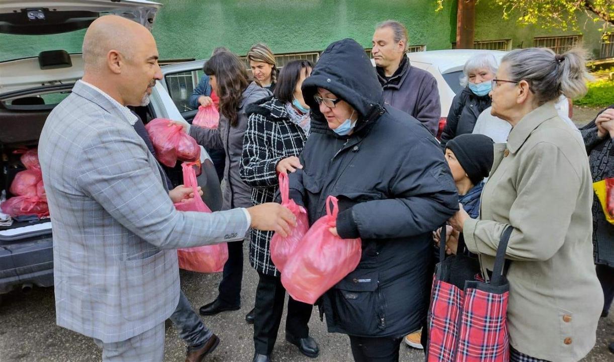 Във “Владиславово” раздадоха над 300 козунака на нуждаещи се за Великден