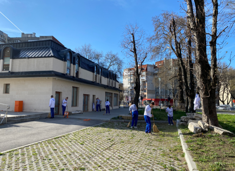 Курсанти от Морско училище почистиха градинките около храмове във Варна
