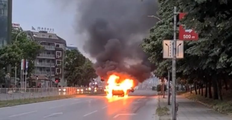 Видео: Кола изгоря до спирка “Проектантска”