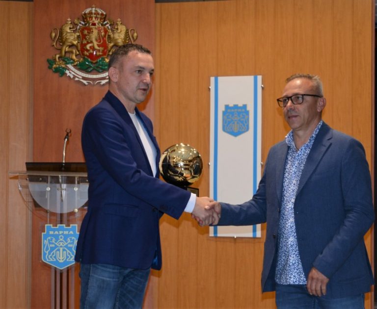 Кметът Иван Портних награди футболен треньор №1 на България Илиан Илиев