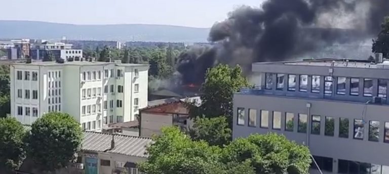 Видео: Пожар горя в склад за играчки