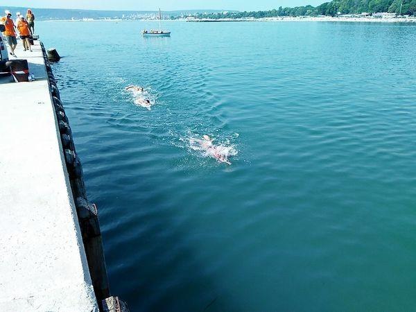 Плуват благотворително в подкрепа на Харков на маратона Галата – Варна