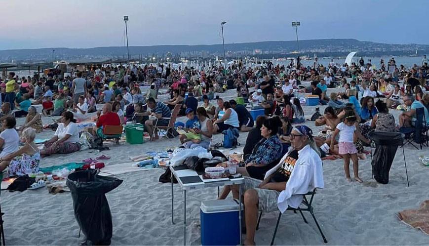“Най-дългата вечеря на плажа” събра хиляди хора в Аспарухово