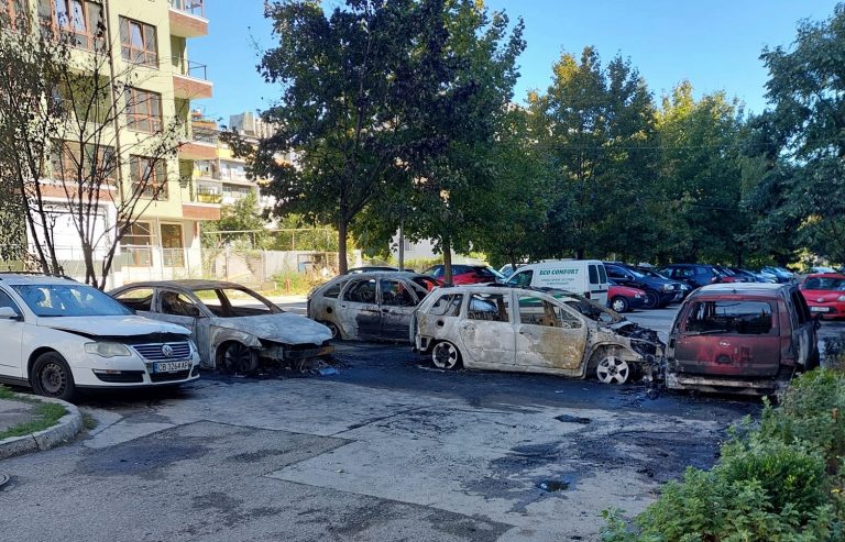 Пет коли изгоряха на варненски паркинг