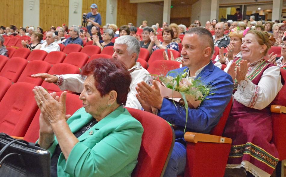 Кметът поздрави пенсионерите по случай Деня на възрастните хора