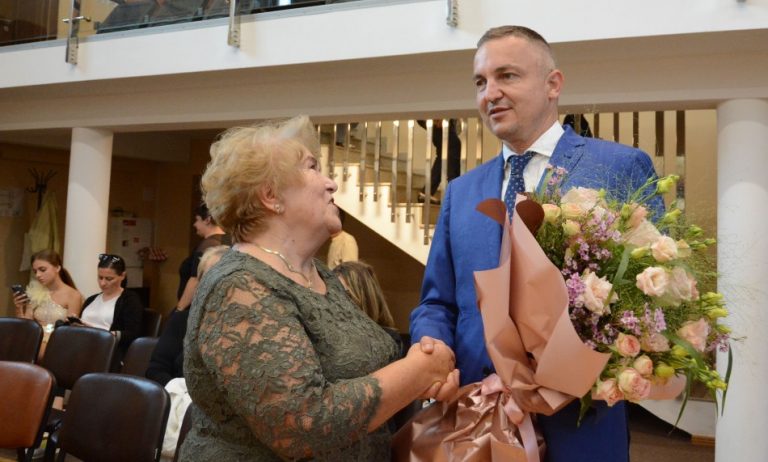 Кметът Иван Портних награди председателя на асоциация „Да съхраним жената“