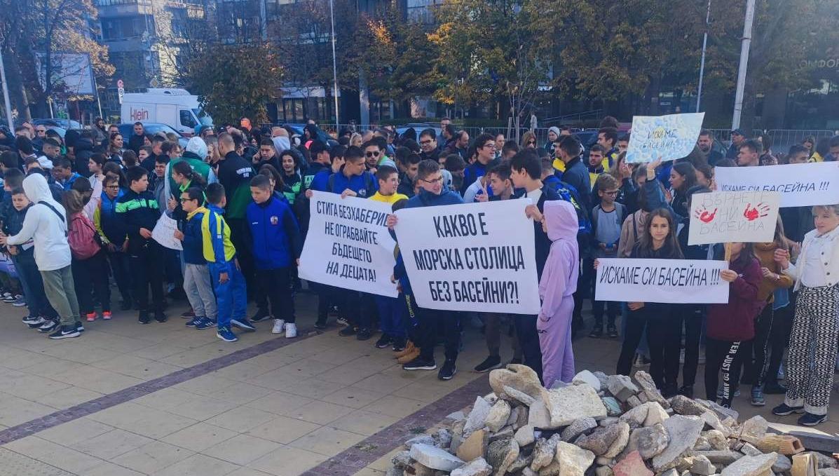 Протест срещу затварянето на един от басейните във Варна