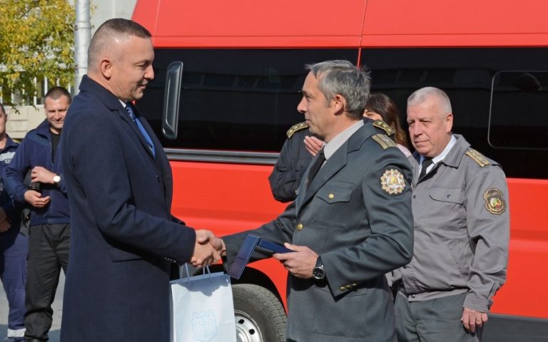 Наградиха спасителя от пламналия влак старши инспектор Върбан Петков