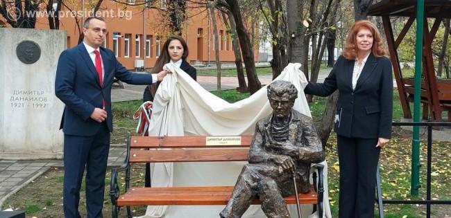 Вицепрезидентът откри в Чирпан паметник на поета Димитър Данаилов