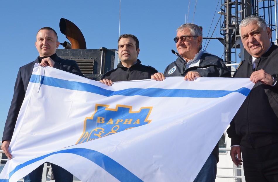 Кметът връчи знамето на Варна на експедицията за Антарктида