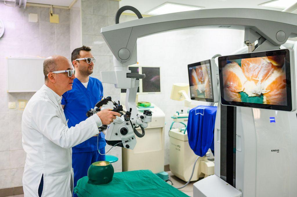 С единствения в България роботизиран операционен микроскоп от последно поколение оперират вече неврохирурзите в УМБАЛ „Св. Марина” – Варна
