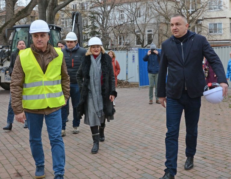 Кметът Иван Портних направи оглед на ремонта на сцена Филиал на ДТ “Стоян Бъчваров”