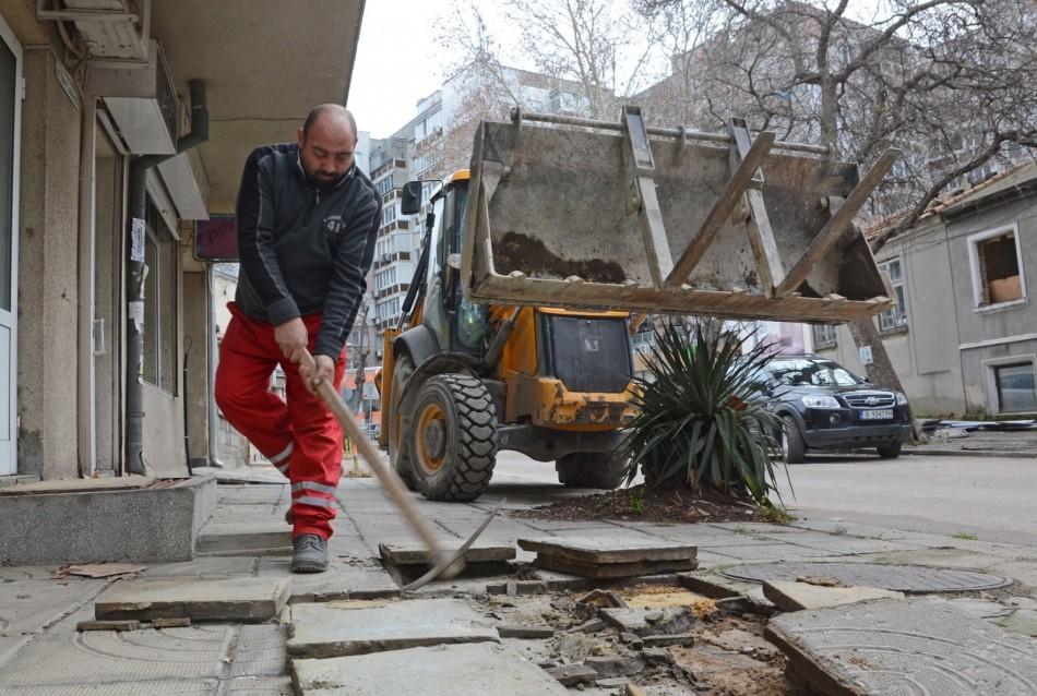 Продължават ремонтите в малките улички и междублоковите пространства във Варна