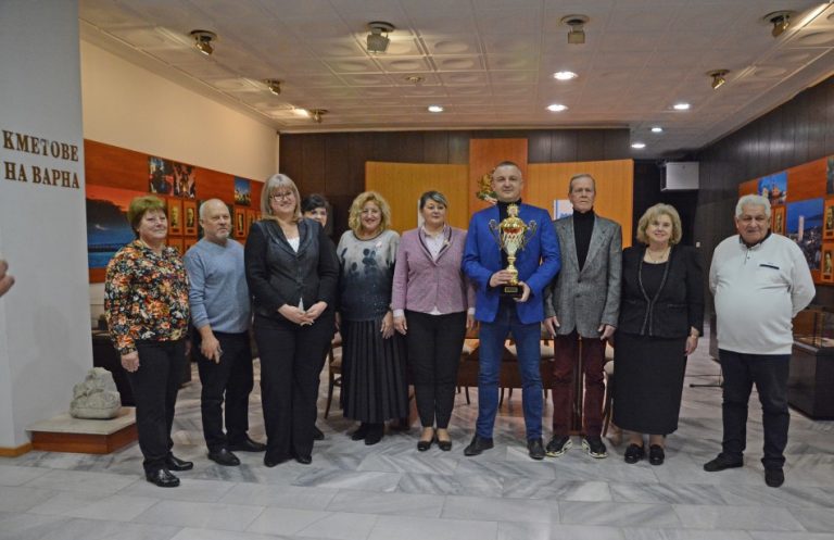 Кметът Иван Портних получи златната купа от Спартакиадата на учителите
