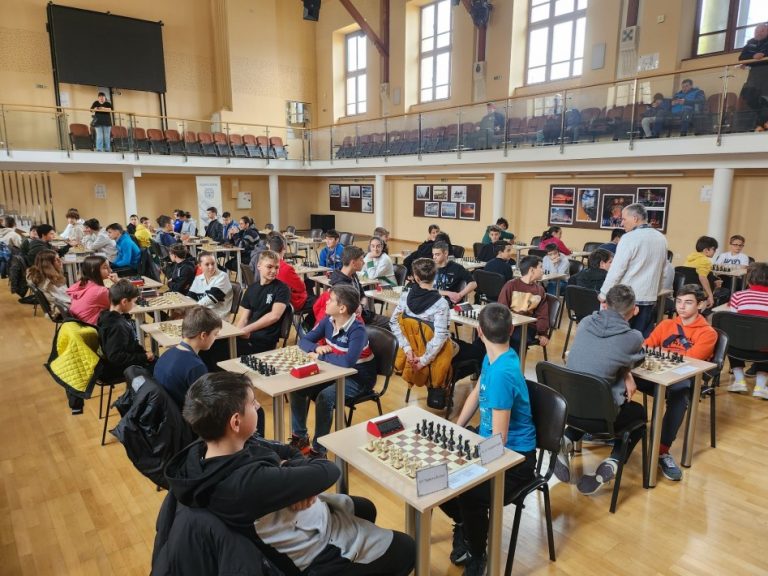 ОУ “Ангел Кънчев” стана шампион по шахмат в “Ученическа купа Варна”