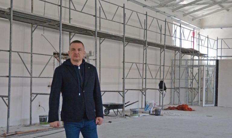 Кметът Иван Портних направи оглед на ремонта на залата за борба в СК „Простор“