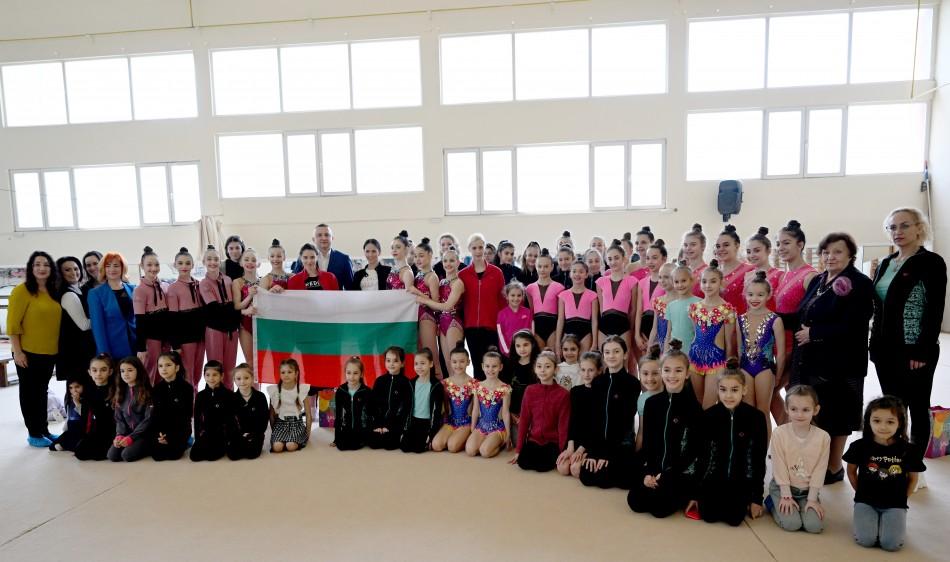 Кметът Иван Портних подари трибагреник на ансамбъла по художествена гимнастика