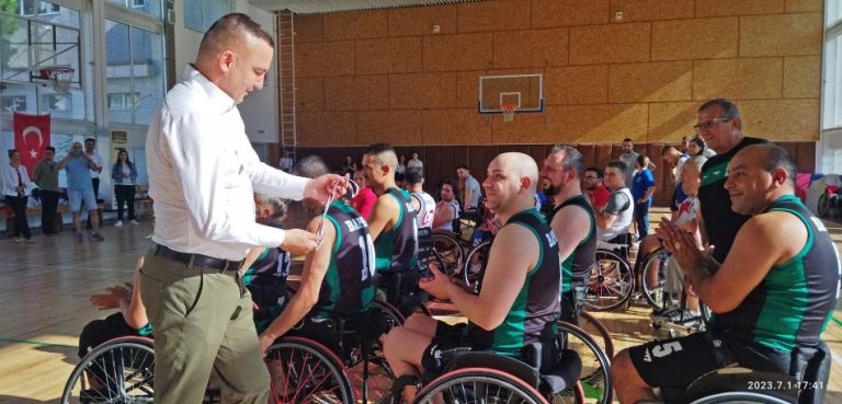 Кметът награди победителите в турнира по баскетбол на колички