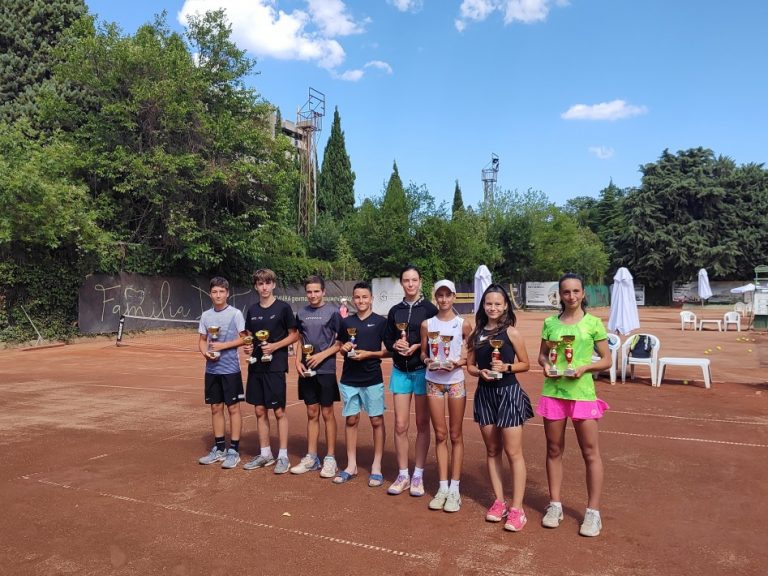 70 състезатели се включиха в държавен турнир по тенис до 14 г.