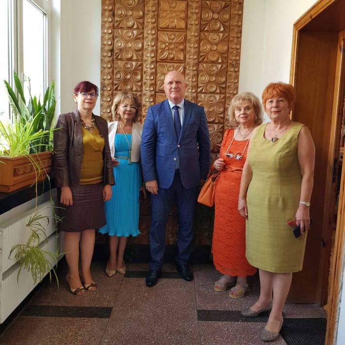 Гости на Международния образователен форум посетиха обновени детска градина и училище във Варна