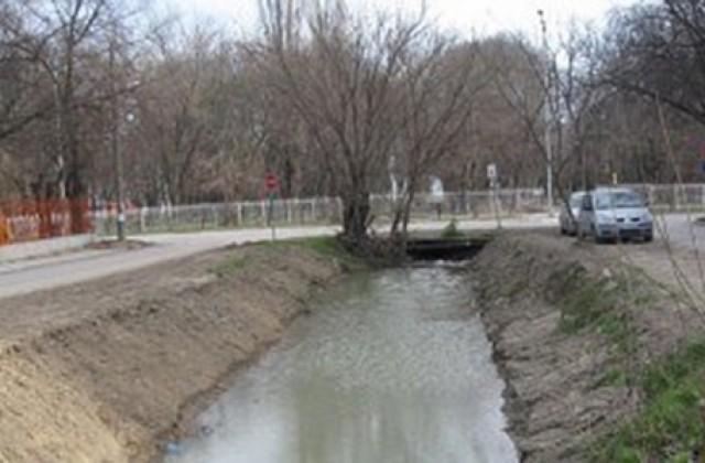 Почистват охранителните канали и дерета във Варна