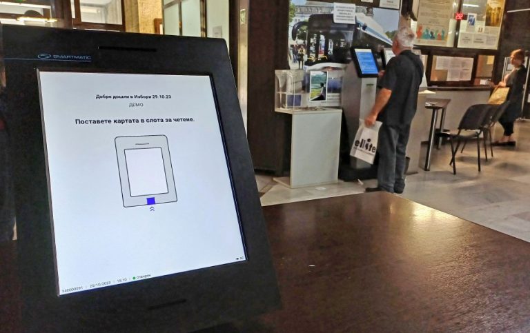Два машини за пробно гласуване са монтирани в сградата на Община Варна