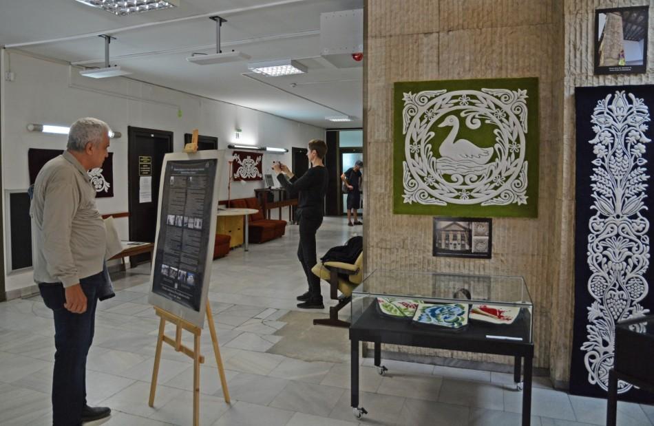 Откриха изложбата „Каменни бродерии от Нова Каховка върху текстил“