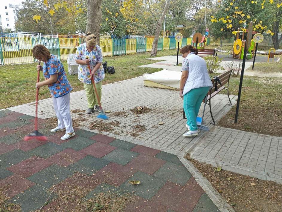 Екипи на детските ясли, градини и училища се включиха в почистването след урагана