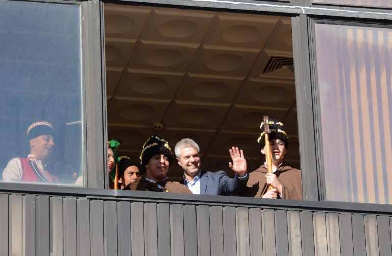 Кметът Благомир Коцев отвори прозорците на кабинета си, за да поздравят коледарите варненци