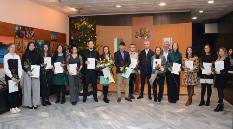 Кметът Благомир Коцев връчи награди на млади учители и на студенти
