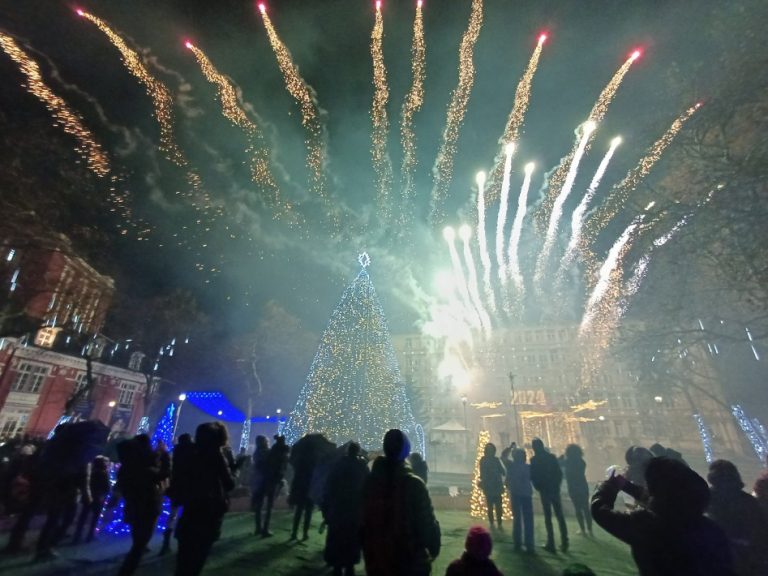 Кметът Благомир Коцев и министърът на туризма Зарица Динкова запалиха светлините на Коледната елха във Варна