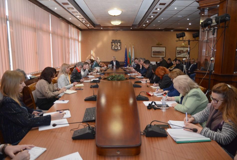 Кметът Благомир Коцев поиска екипи да докладват за места, от които все още не е разчистена листната маса